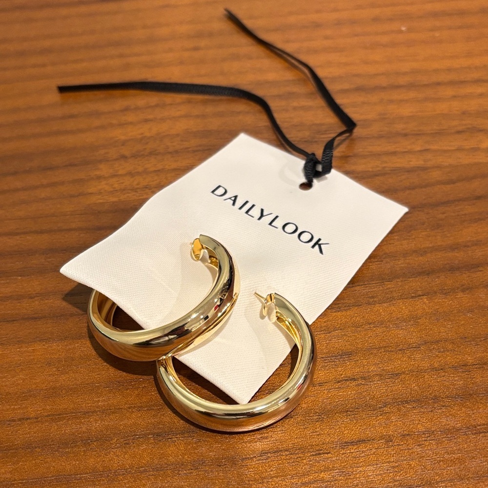 DailyLook Gold Hoop earrings
